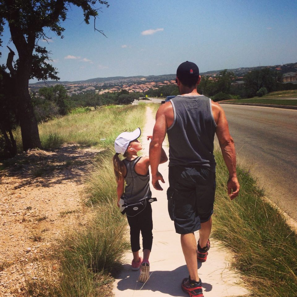 父亲和女儿在散步