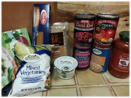 冷冻蔬菜、面食、罐头食品在柜台上